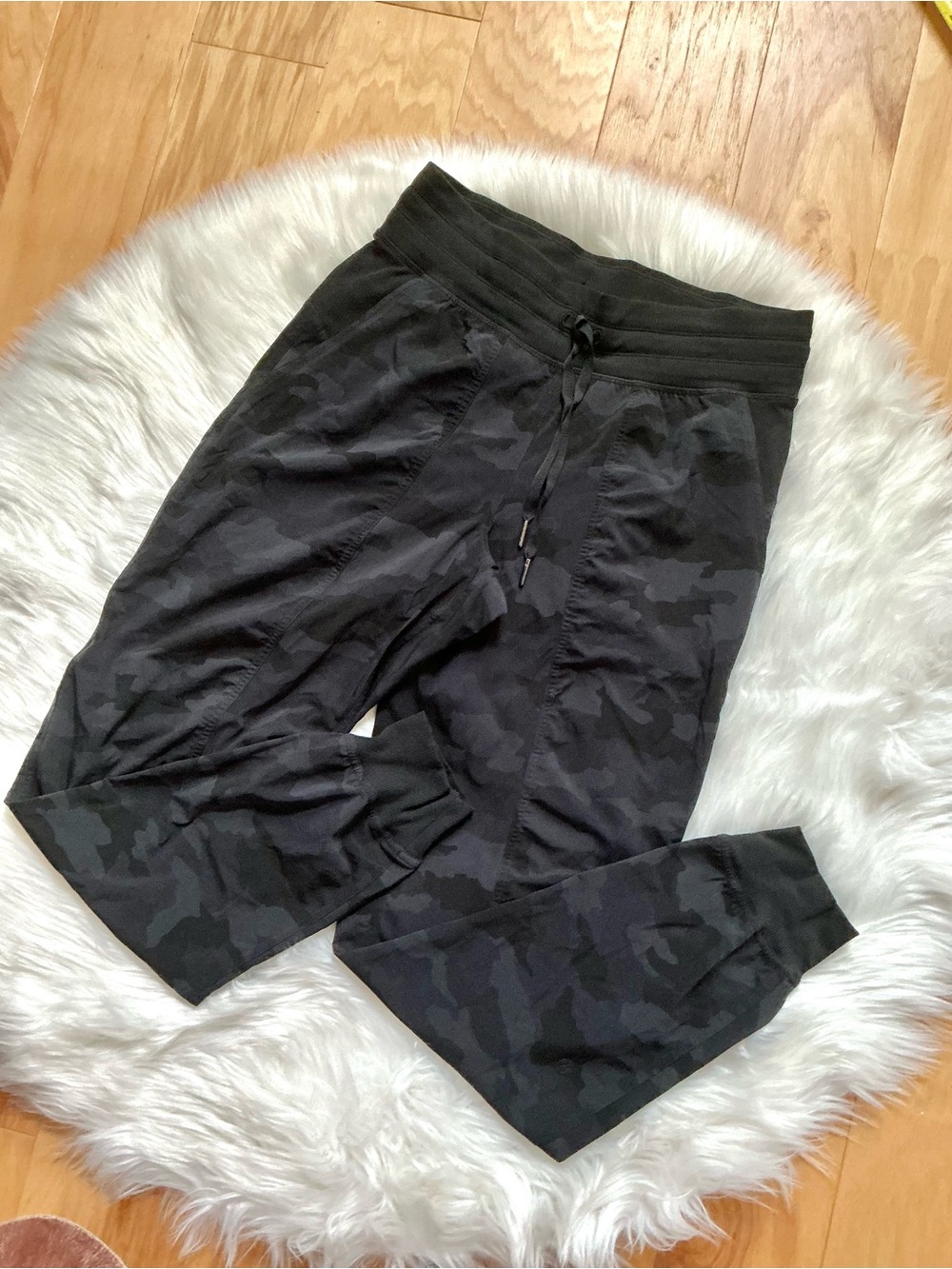 lululemon athletica Black Camo Jogger Pants Size 6